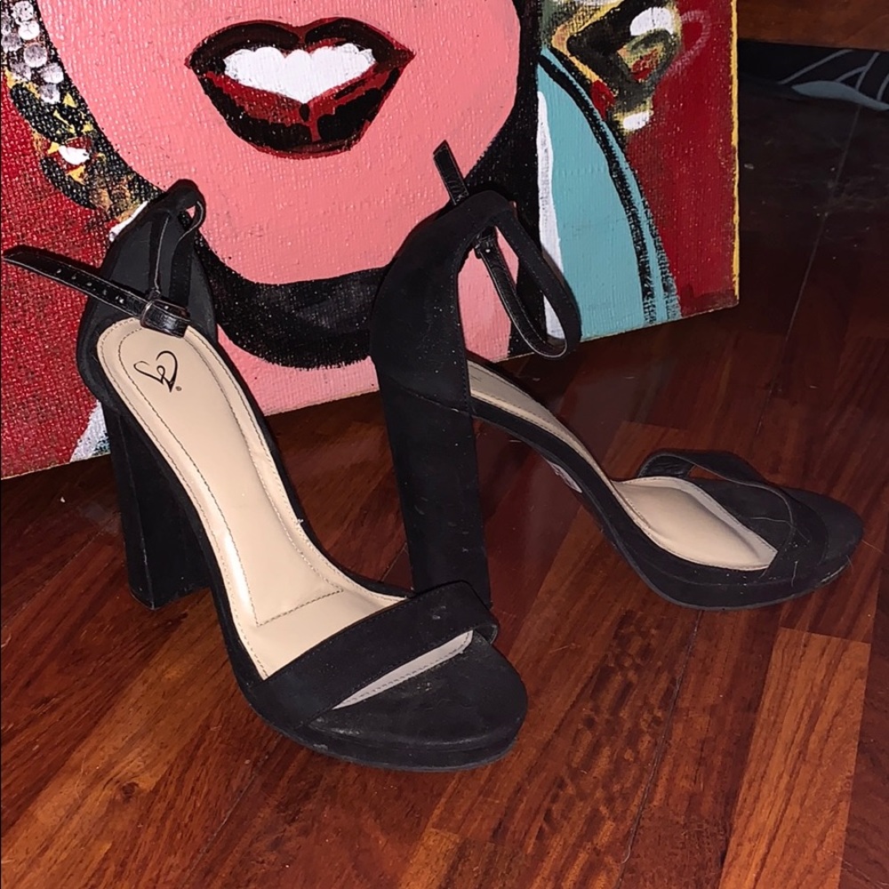 Simple black heel - Picture 1 of 3